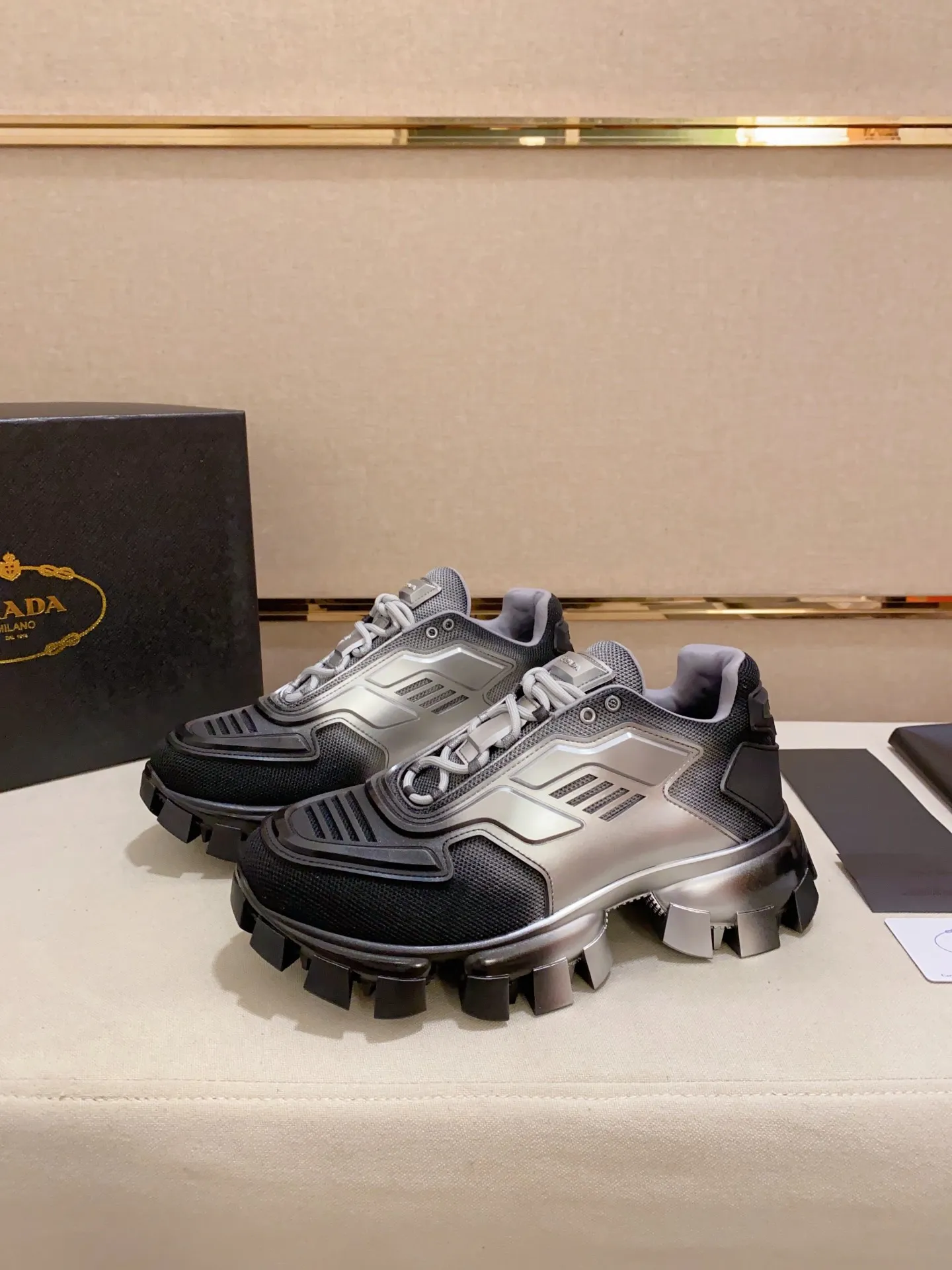 Factory price 600 men's shoes 💰 ✔️✔️✔️High version High quality new PRADA (Prada) counters are on the market simultaneously, new men's shoes, 😘fabrics are selected from first-layer cowhide. Lining: imported elastic mesh➕cowhide lining. 👍🏿High-end☄️Open-molded non-slip rubber outsole, exquisite lines, simple and elegant, comfortable and high-end for leisure travel. Number of yards: 38 to 44.